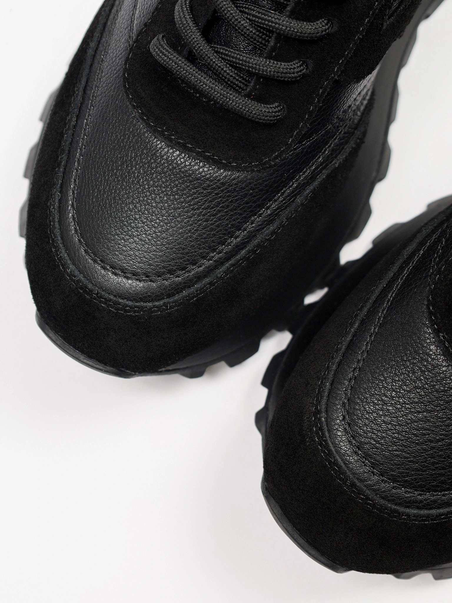 Кроссовки комбинированные черного цвета на рельефной подошве